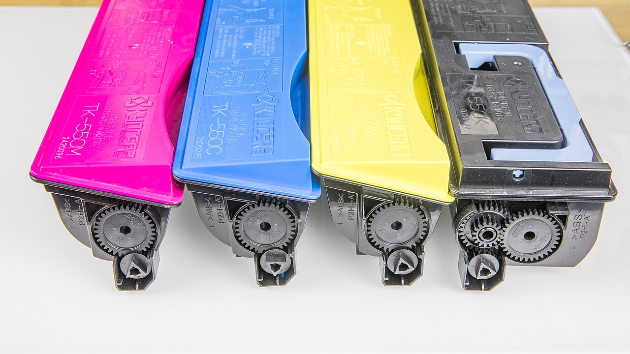 Cartuchos de tóner Kyocera TK-550 en negro, amarillo, cian y magenta.