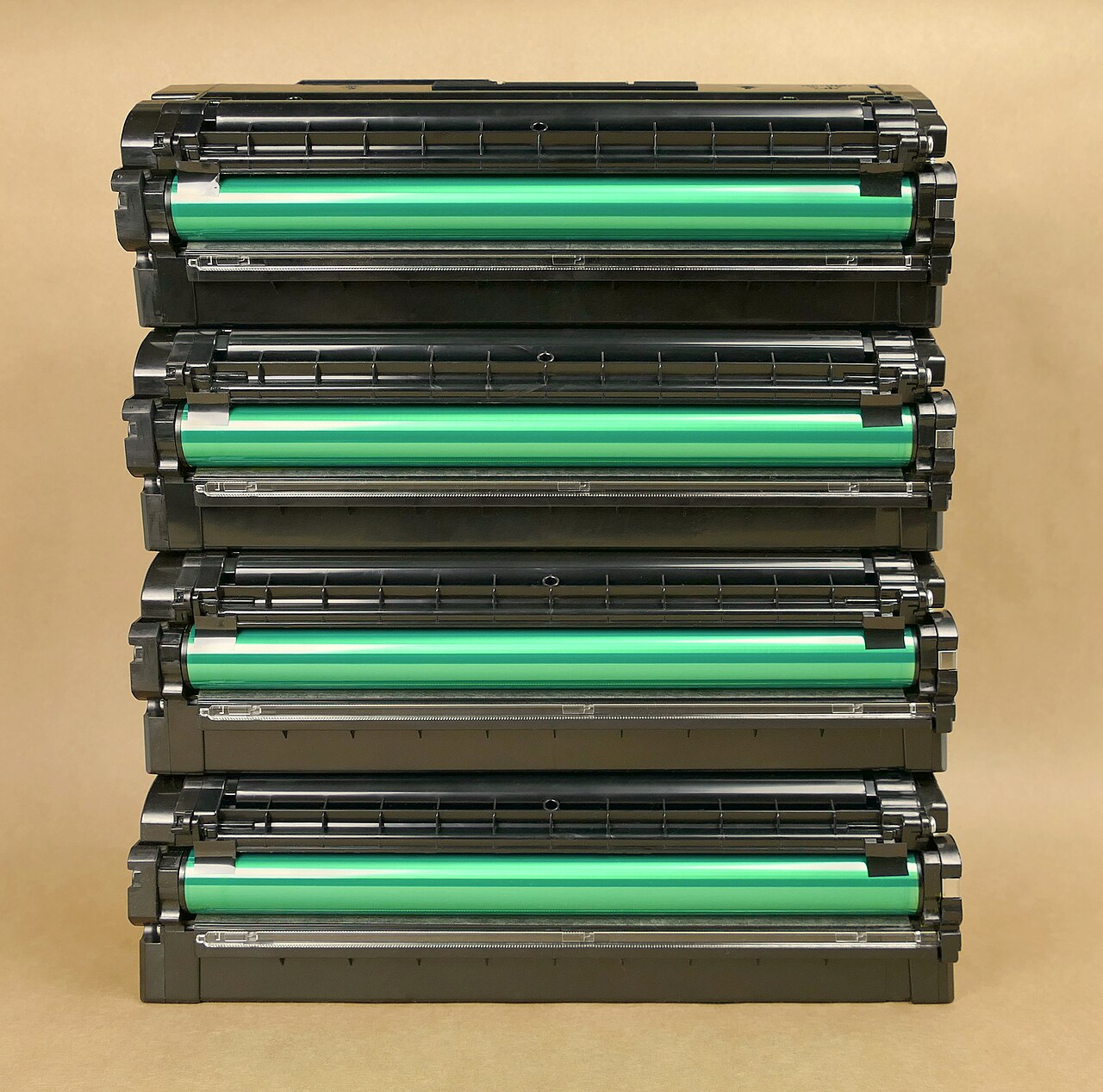 Cuatro cartuchos de tóner Samsung: el cilindro verde es el tambor fotosensible.